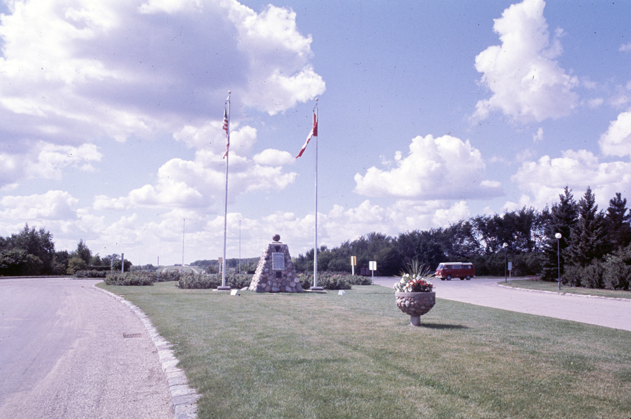 72-08-01, 164, International Peace Gardens, ND - Manitaba, Ca