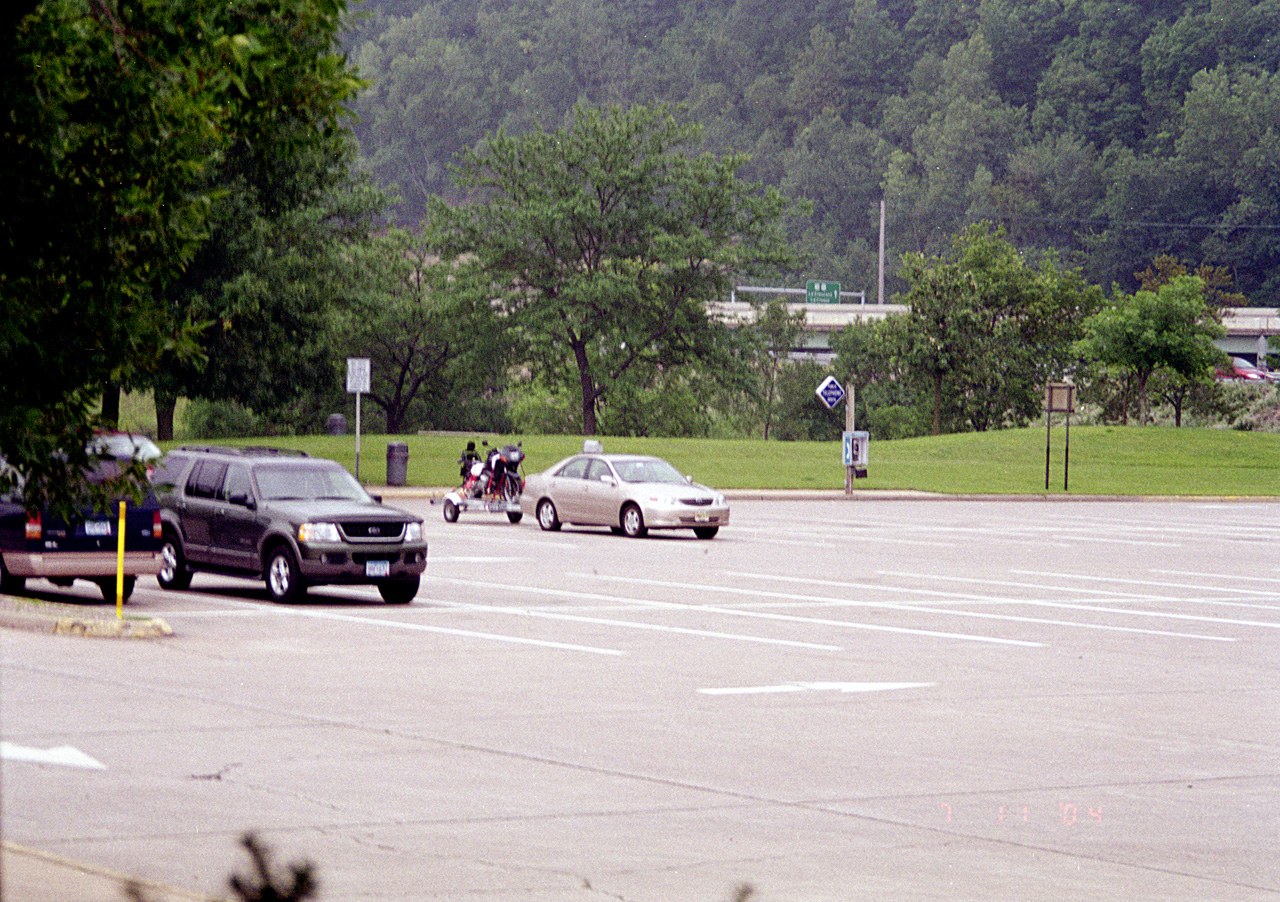 04-07-11, 05, The Toyota and the BMW in tow at the Mississippi