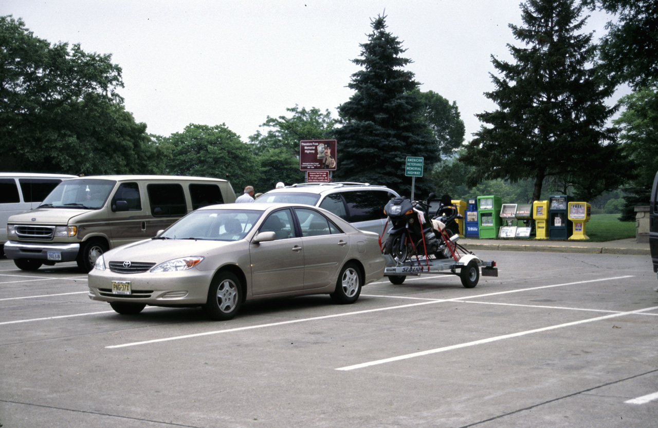 04-07-11, 06, The Toyota and the BMW in tow at the Mississippi